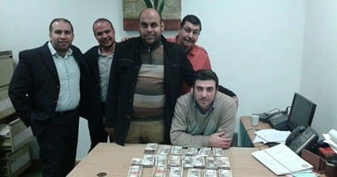 جمارك برج العرب تضبط 290 ألف جنيه بحقيبة مشرف عمرة