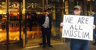 المخرج العالمى مايكل مور يرفع لافتة "كلنا مسلمون" فى وجه "ترامب" ردًا على تصريحاته العنصرية.. ويوجه له رسالة شديدة اللهجة ويصفه بالجبان.. ويدعو الجميع بالتوقيع على الحملة ونشر صورهم على موقعه الخاص