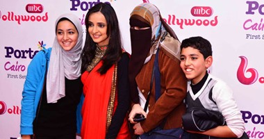 بالصور.. المئات يحتفلون بزيارة النجمة الهندية سنايا إيرانى للقاهرة
