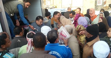 بالصور..إقبال أهالى دار السلام بكفر الشيخ على منفذ منتجات القوات المسلحة