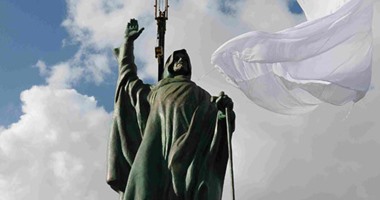 نحات تمثال الشيخ زايد: صنعت عملا يليق بمصر والإمارات