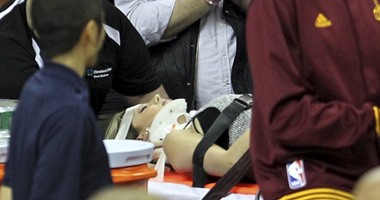 بالصور.. لاعب يكسر رقبة مشجعة فى دورى السلة الأمريكى