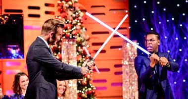 بالصور.. بيكهام يتحدى بطل "Star Wars"