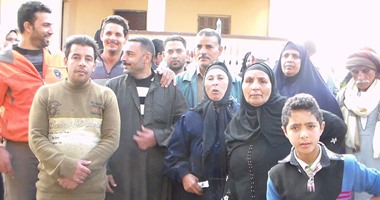 بالصور.. طوابير من الأهالى للحصول على لبن البقرة المبروكة فى البحيرة رغم إعلان "الصحة" عدم صلاحيته.. صاحب البقرة: لا أسعى للشهرة ولا للمال.. وعميد الطب البيطرى يطالب بذبحها لمواجهة الخرافات والدجل