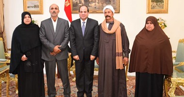 بالصور.. الرئيس السيسى يستقبل والدى شهيدى الصاعقة والكتيبة 101