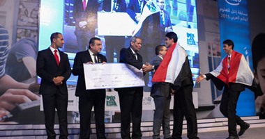 بالصور.. الطلاب المصريون يحصدون المراكز الأولى بمسابقة "إنتل للعلوم بالعالم العربى" 2015.. ويهتفون "تحيا مصر".. مشروع "فصل الخلايا السرطانية" 3جوائز.. و"ايجاد مساحة الدائرة" و"سبب بكاء الرضيع" جائزتين