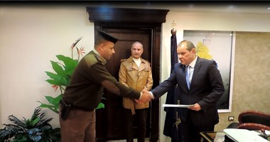 مدير أمن القليوبية يكرم أمين شرطة بمرور شبرا الخيمة لجهوده الأمنية