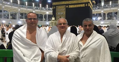 بالصور.. وزير السياحة يؤدى مناسك العمرة خلال زيارته للسعودية