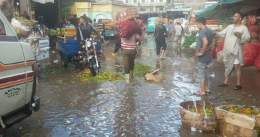 بالصور.. نوة الفيضة تغرق وكالة الخضر والفاكهة بالإسكندرية