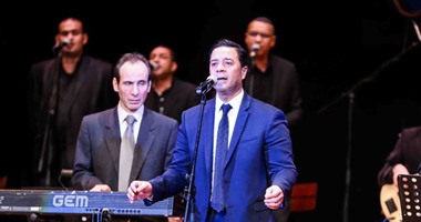 بالصور.. مدحت صالح يختتم النصف الأول من حفل جامعة مصر بـ"قارئة الفنجان"