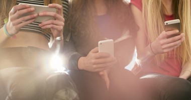 لو هتشتريله موبايل.. 3 خصائص يجب البحث عنها لحماية طفلك من مخاطره
