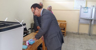 وزير الاتصالات يدلى بصوته فى جولة الإعادة بانتخابات مجلس النواب