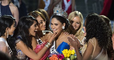 تتويج ملكة جمال الكون بالخطأ يثير الدهشة..صورة الكارت تفسر الخطأ..هاشتاج MissUniverse2015 يتصدر التريند المصرى والعالمى.. المقدم: أعتذر عن خطأى.. ساخرون: يجب أن يقدم الأوسكار ليفوز بها "ديكابريو"