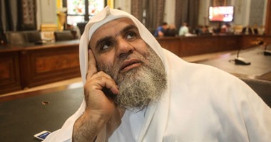 نائب النور يضع اليمين الدستورية داخل المصحف أثناء حلفه القسم