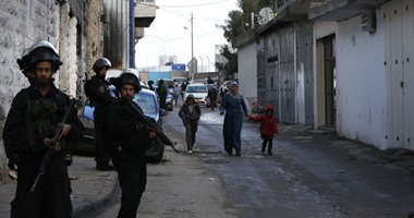 "يديعوت أحرنوت": اعتقال إسرائيلى رمى فأسا على سيارة فلسطينى