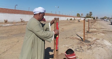 بالصور.. تنفيذ حاجز خرسانى لتنظيم الحركة المرورية بمدخل كوم أمبو