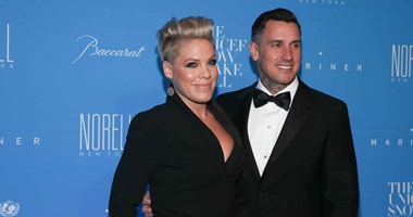 بالصور..بينك وزوجها ووالدتها يخطفون الأنظار بـ"UNICEF Snowflake Ball"