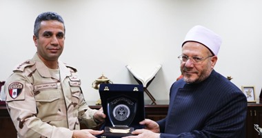 المتحدث العسكرى يهدى المفتى درع القوات المسلحة