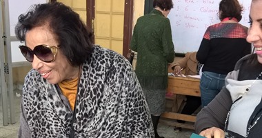 زوجة فتحى سرور تدلى بصوتها فى انتخابات مجلس النواب بمدرسة قصر الدوبارة‎