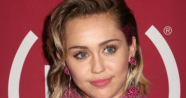 بالصور .. مايلى سايروس تزين شعرها بـ glitter بلون ملابسها