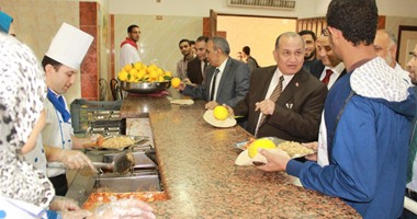 بالصور..رئيس جامعة طنطا يتفقد المدن الجامعية ويشارك الطلاب تناول الغداء