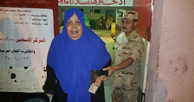 بالصور.. رجال القوات المسلحة يساعدون كبار السن على الإدلاء بأصواتهم بشبرا