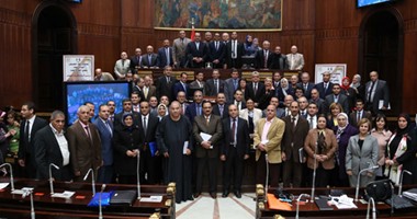 خبراء الاتيكيت يدربون نواب البرلمان على ارتداء الملابس.."كرافت سادة ودبوس " للنائب " وفستان طويل غير شفاف" للنائبة.. عضوة بالبرلمان تصر على ارتداء العباية فى المجلس.. وأخر يستفسر عن حكم لبس"الجلابية"