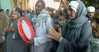 بالصور.. محافظة الأقصر تحتفل بـ"المولد النبوى" على طريقتها الخاصة.. الآلاف من أبناء قرى المحافظة يخرجون فى "دورة المولد".. الرجال والنساء والأطفال يشاركون.. وركوب الخيول والجمال أبرز المشاهد