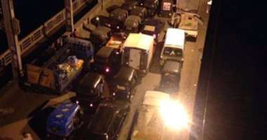 الأهالى ينظمون حركة المرور فى كوبرى سمنود بين محافظتى الدقهلية والغربية