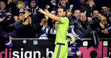 بالفيديو.. سقوط مشجعى أندرلخت داخل الملعب أثناء الاحتفال بهدف "قاتل"