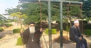 صورة للوحدة الوطنية على "المرجيحة" لإمام وقسيس تثير جدلا بمواقع التواصل