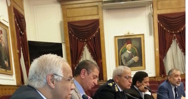 محافظ القاهرة مداعبا أهالى تل العقارب: "أنا كنت جاركوا فى السيدة زينب"