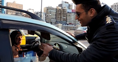 بالفيديو.. أمن الإسكندرية يوزع الحلوى احتفالاُ بالمولد النبوى 