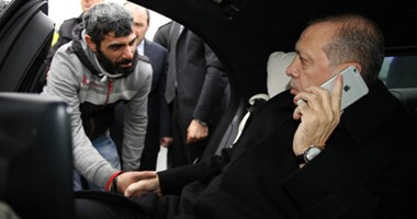 بالفيديو والصور.. شاب يعطل موكب أردوغان على جسر البسفور لإقدامه على الانتحار