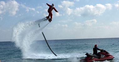 بابا نويل يطير على الماء لتشجيع السياحة فى الغردقة