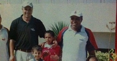 صورة نادرة لطفولة الننى بصحبة والده