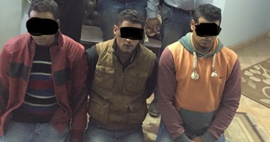 عصابة الاصدقاء الثلاثة يعترفون: "الدنيا قافلة بابها فى وشنا ومش لاقين شغل فقررنا نثبت الناس ونسرقهم.. انتحلنا صفة ضباط شرطة وكنا بنختار طلاب المدارس.. وكنا بنقول احنا تبع مديرية أمن الجيزه"