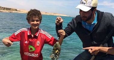 صلاح ومتعب وتريكة يرفعون شعار "فى البحر سمكة"