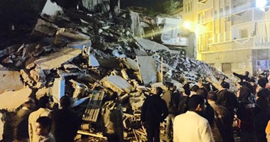 وصول مصابتين من ضحايا عقار منيا القمح المنهار للمستشفى