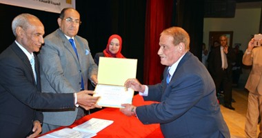 محافظ سوهاج يكرم 55 مديرا على مستوى الإدارات التعليمية