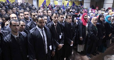 توافد خريجى كليات الحقوق على نادى المحامين بالمعادى استعدادا لحلف اليمين