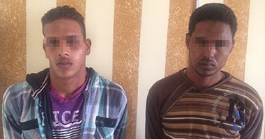 أمن البحر الأحمر يلقى القبض على باقى أعضاء تشكيل قاطعى طريق قفط القصير بعد إرشاد زملائهم عنهم.. والمتهمون يعترفون: نوقف السيارات بمنطقة جبلية تحت تهديد السلاح.. ونسرق أموالهم ومتعلقاتهم الشخصية