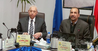 محافظ اسوان يجتمع مع شركة تدوير القمامة فى المحافظة