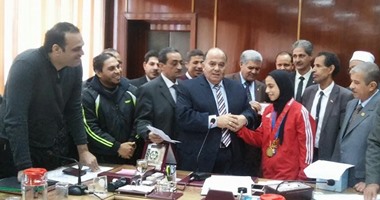 محافظ الدقهلية يكرم "سلمى" بطل العالم فى "الكارتيه" للناشئين