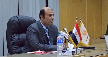 وزير التموين يجرى تجربة "الكود" للتأكد من جودة أحد المنتجات العذائية
