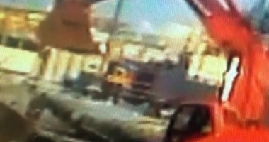 سقوط "رافعة ونش" من أعلى كوبرى بمنطقة أرض اللواء بالجيزة وحدوث تلفيات بسيارة