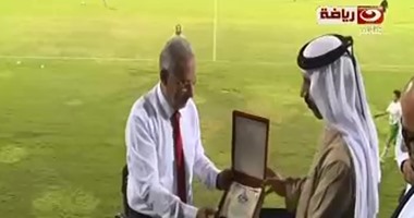 الأهلى ودبى يتبادلان الدروع الشرفية بعد المباراة الودية