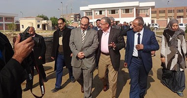 بالصور.. رفع ناتج تطهير ترعة الباسوسية بالقناطر الخيرية