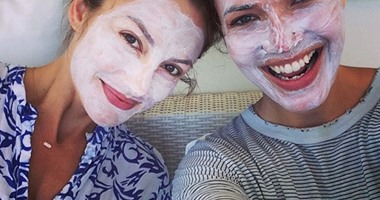 بالصور .. سيلفى النجوم بماسكات التجميل مايلى سايروس وليدى جاجا أبرزهن