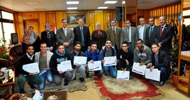 جامعة قناة السويس تكرم طلابًا ابتكروا غواصة آلية